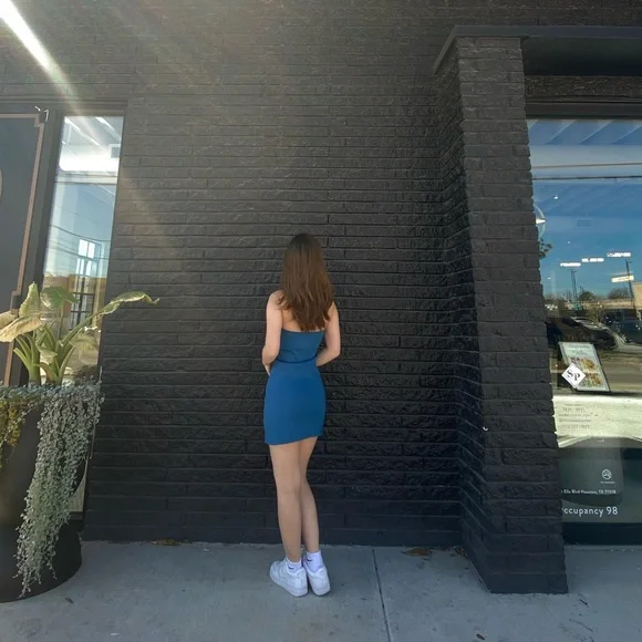 Korean-style women's sleeveless dress with a solid color slim fit designed. - Picture 4 of 8